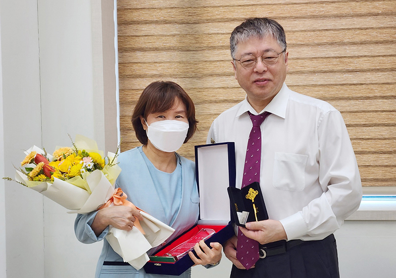 공로패와 행운의 열쇠 전달식