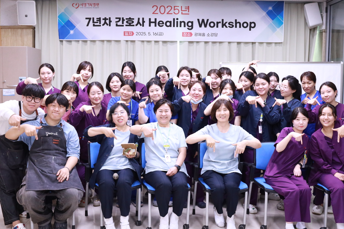 행사 끝난 뒤 단체 사진 모습(손모양은 모두 7년 차의 숫자 7을 나타냅니다)